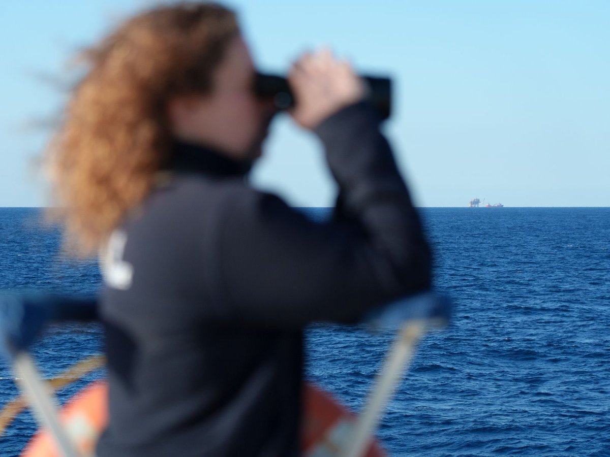 Ieri, dopo il recupero di 33 persone dalla nave #maridive703, la #OceanViking ha ricevuto una segnalazione via @alarmphone: 60 persone su un gommone, poi al riparo sulla nave #EddaFlora. 
Avevamo ricevuto l'autorizzazione dall'MRCC italiano per modificare la rotta e procedere.