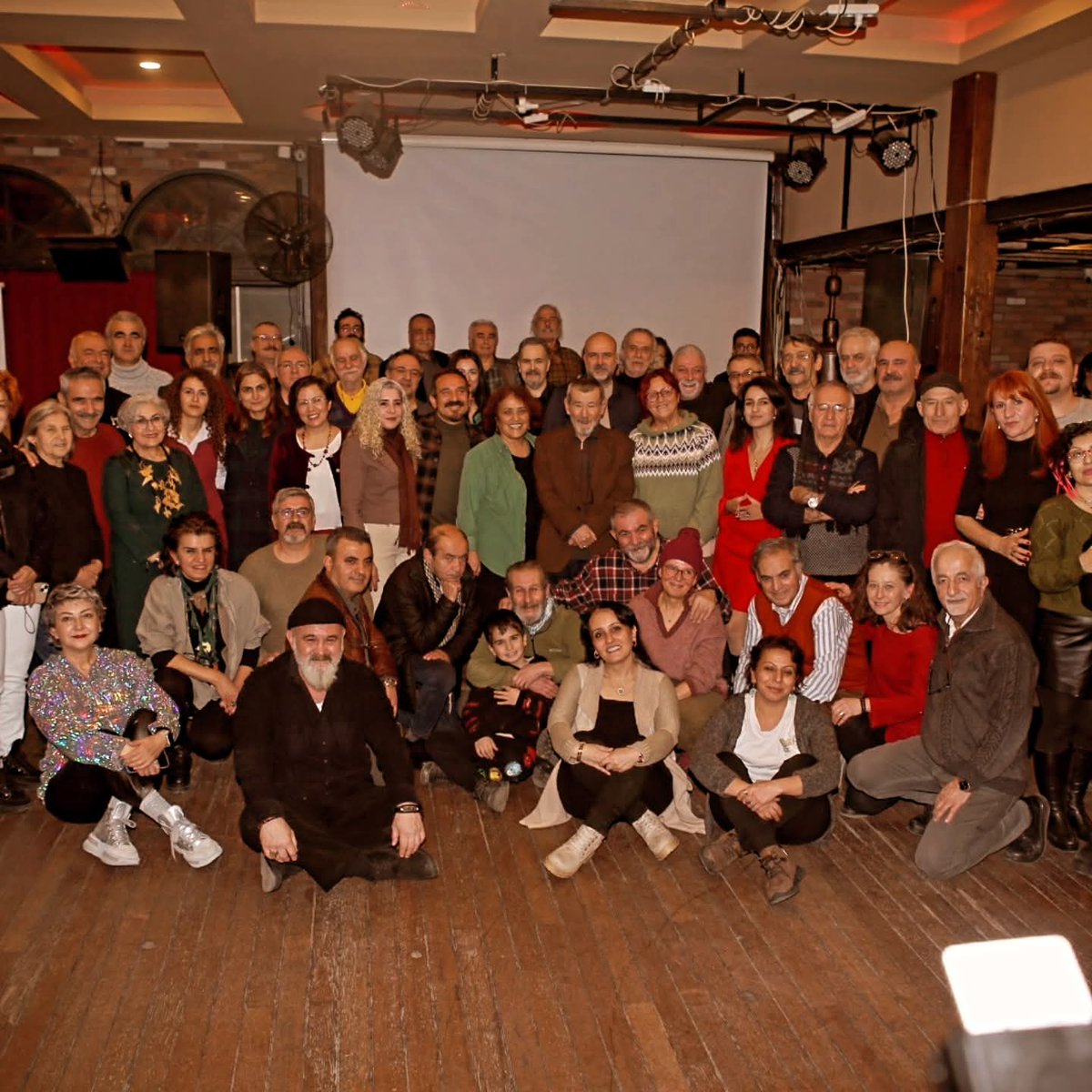 Yıl biterken, meda tayfasından Ahe ve Gökhan'ın baskısı yetişen  yeni kitapları  ve sevgili ahmet telli hocamızın doğum günü,dostlarımız, hepsi bir arada,çok güzel bir akşamdı.şiir çınarımız ahmet abi,nice yıllara, şiirin hiç bitmesin.🙏ve MedaKitap çalışıyor ve çok yakında😇👍