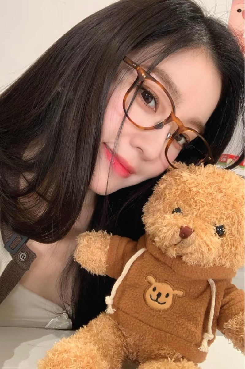 BBF0329's tweet image. "I wore glasses because I knew people liked how I looked in them."