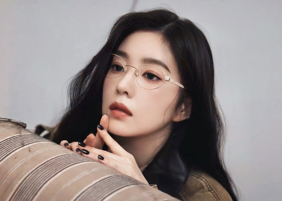 BBF0329's tweet image. "I wore glasses because I knew people liked how I looked in them."