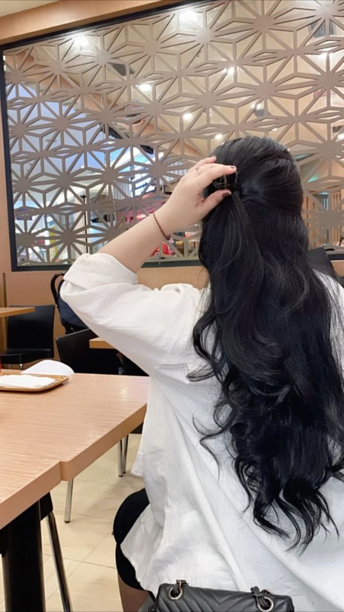 इंसान 
          जीवन में सबको 
जानने के बाद 
                        एकांत चुनता  हैं....!! 🥺

💫⚜️🔥✨