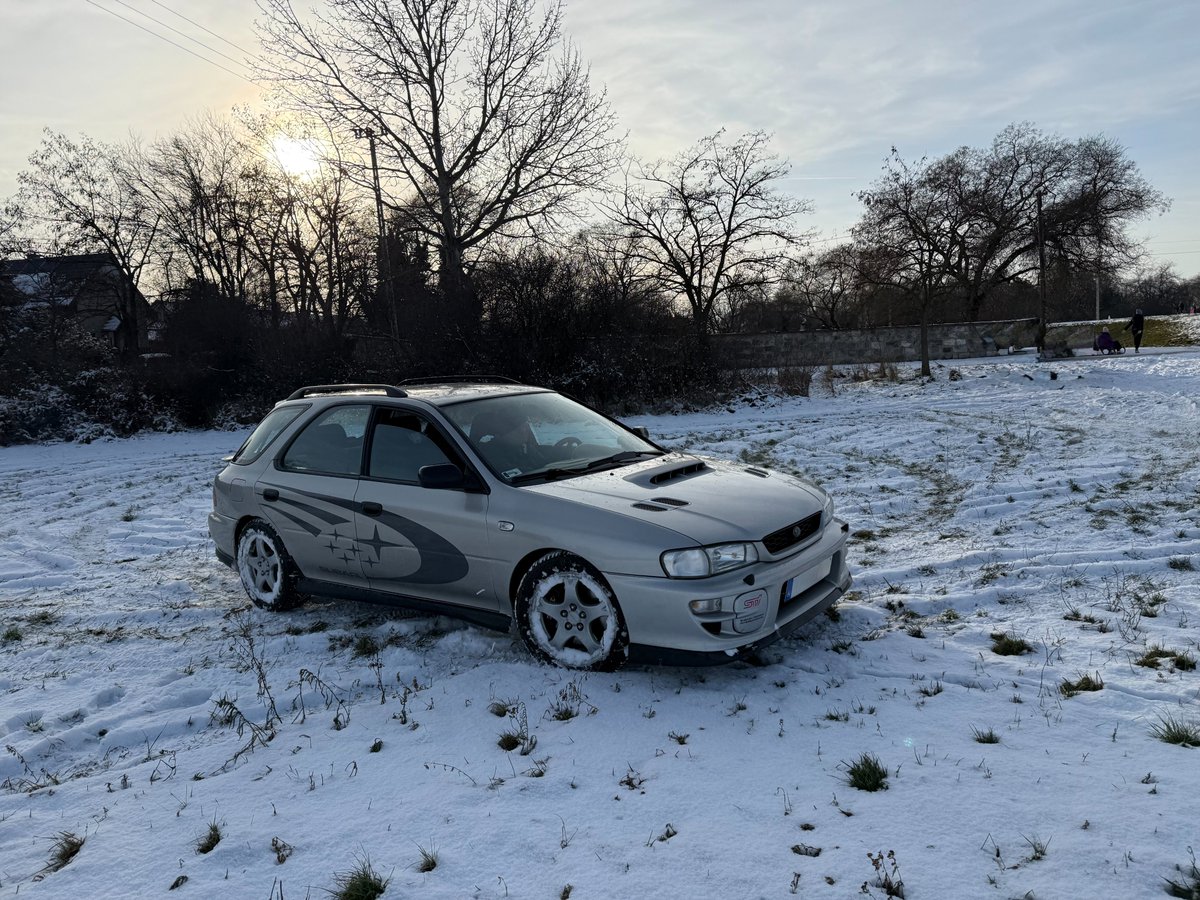 B.U.É.K mindenkinek. 
Pezsgőzés helyett mi a csúszkálást választottuk. Arrébb, a dombokon szánkózók közt akadt közönségünk is akik megálltak nézni a hülyéskedésünk. :)

Nem hiszem, hogy aktívan visszatérek Twitterre, de alkalomadtán benézek majd. Addig is minden jót mindenkinek!