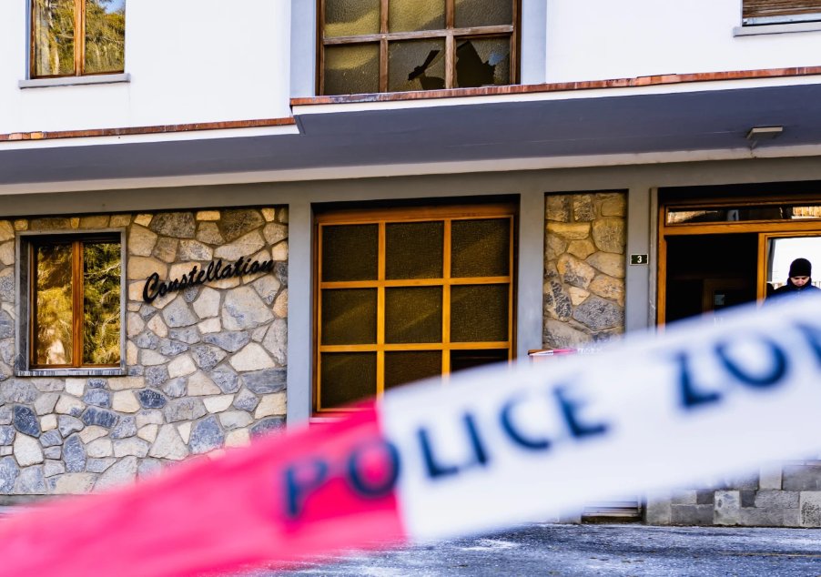 El_Universal_Mx's tweet photo. 🚨Tragedia en Suiza: explosión en bar de Crans‑Montana deja decenas de muertos y heridos

La madrugada del 1 de enero de 2026, una explosión seguida de un incendio en un bar ubicado en la estación de esquí de Crans‑Montana dejó decenas de muertos y alrededor de un centenar de heridos, muchos de ellos con quemaduras graves, durante una fiesta por Año Nuevo. 

Las autoridades cantonales confirmaron que las labores de rescate y atención médica se mantienen en marcha y que los heridos han sido trasladados a varios hospitales suizos.

La Policía Cantonal de Valais descartó que el incidente sea resultado de un atentado, ya que la explosión parece haber sido consecuencia directa del incendio en el interior del bar. 

Por su parte, los equipos de emergencia movilizaron más de diez helicópteros, cuarenta ambulancias y 150 rescatistas para apoyar las operaciones.

https://t.co/Y4xSCwNVUN

Fotos: EFE y AP
