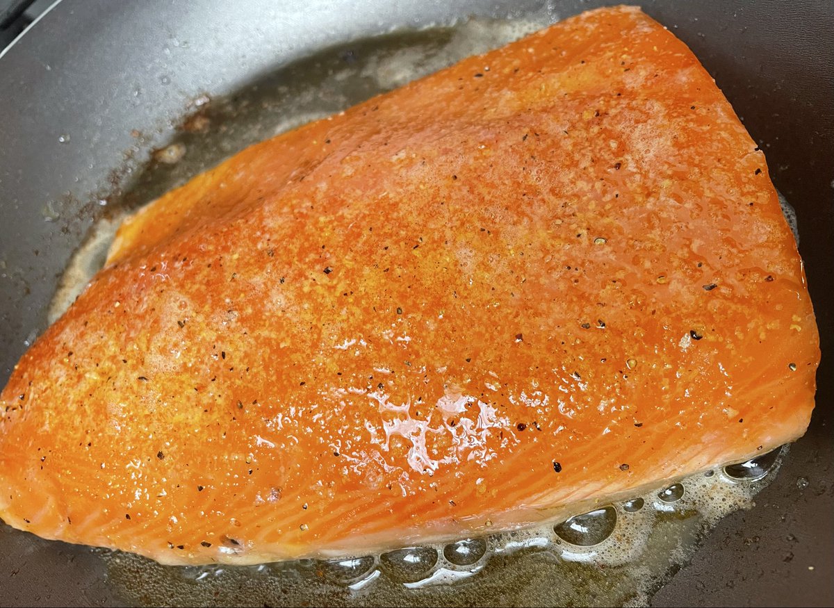 Feliz 2026!

Salmón rosado con salsa de langostinos y puerros + crema de espinacas.