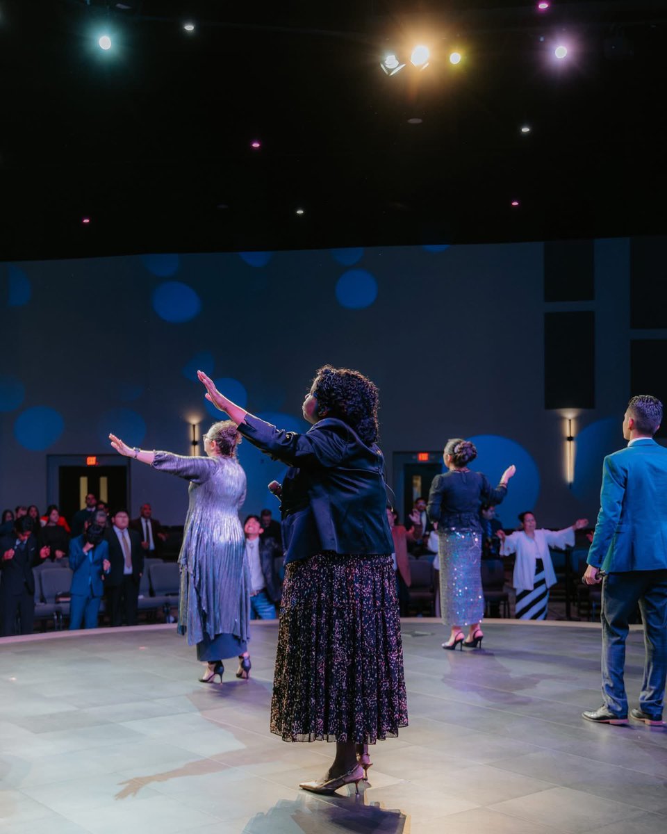 Hermoso comenzar el año en la presencia de Dios. 

Tuvimos un servicio lleno de adoración, unidad y gratitud.

Nuestro pastor predicó sobre entrar a lo desconocido, pero de la mano de Dios — confiando en que Él va delante de nosotros.

Feliz año 2026!