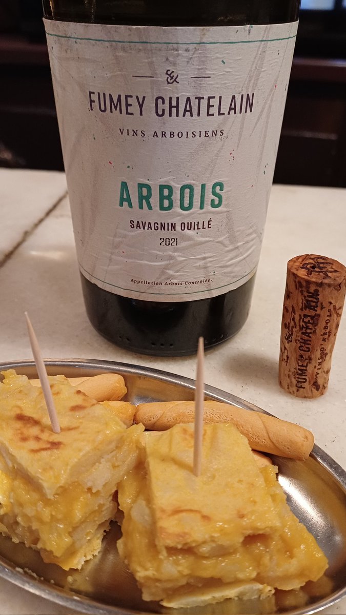 mariocanora's tweet photo. Antes del campaneo, pocos sitios de vinos(abiertos) tendrían el buen rollo que hubo ayer en #DeVinos C/La Palma https://t.co/USEWPyFthg