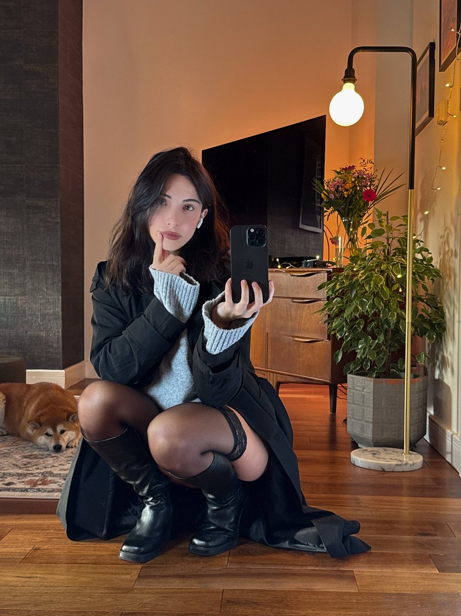 #KneeHighBoots

(𝑃𝑖𝑐𝑡𝑢𝑟𝑒 𝑐𝑜𝑢𝑟𝑡𝑒𝑠𝑦 𝑜𝑓 <a href="/blinkx666/">Liz</a> )