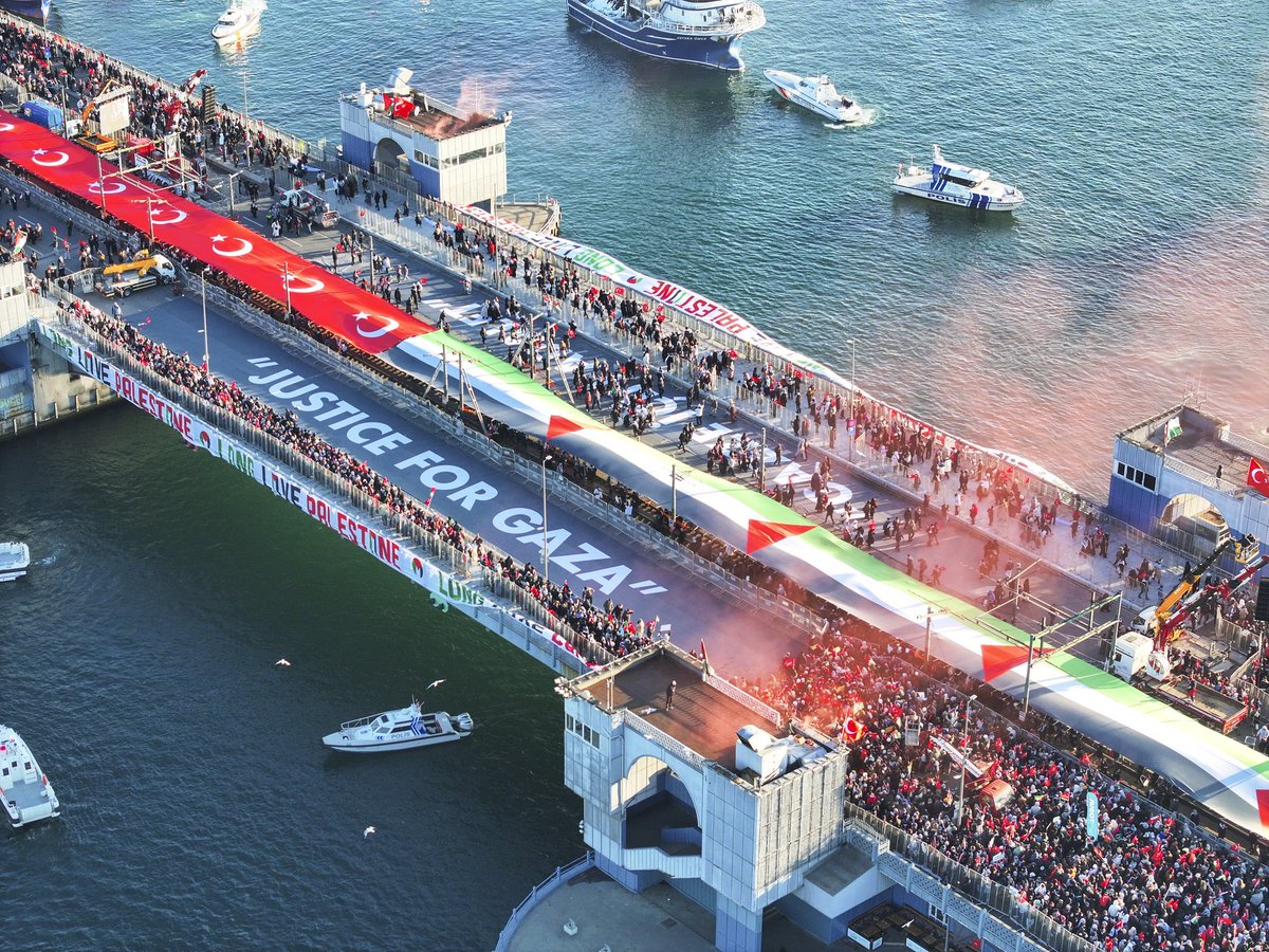 Shinamuller's tweet image. وہ رات جب   لاہور ناچ رہا  تھا  اور  استبنول جاگ رہا  تھا !!!! 

آدھی رات کو لبرٹی چوک، مینار پاکستان، بہریہ ٹاؤن، ڈی ایچ اے میں آسمان آتش بازی سے پھٹ رہا تھا ہر طرف ہجوم، ہنسی، موسیقی، سیلفیاں، فوڈ سٹالز اور “ہپی نیو ایئر” کے نعرے۔ ہزاروں پاکستانی 2026 کا استقبال کر رہے ہیں جیسے…