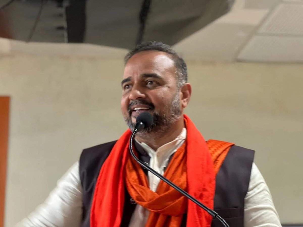 Hitendrasinhbjp's tweet photo. "શ્રી કમલમ્" નાવલી ખાતે આણંદ જિલ્લા ભાજપ પરિવાર દ્વારા સંગઠનના નવનિયુક્ત સાથી મહામંત્રી શ્રી અજયભાઈ બ્રહ્મભટ્ટ, મંત્રી શ્રી નિરવભાઈ અમિન, અમૂલ ડેરીના નવનિયુક્ત ચેરમેન શ્રી શાંભેસિંહ પરમાર તેમજ વાઇસ ચેરમેન શ્રી વિજયભાઈ પટેલના અભિવાદન સમારોહમાં સહભાગી થઈ, સંવાદ સાધ્યો. https://t.co/urn9jZ5Nwa