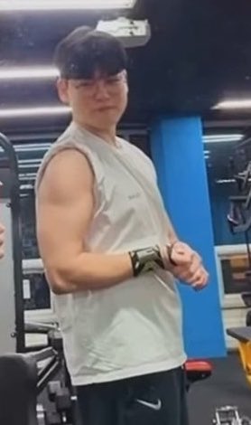 egggtheory's tweet image. who tf cares abt riot increasing smite damage he’ll just smash dragons’ heads against his arms