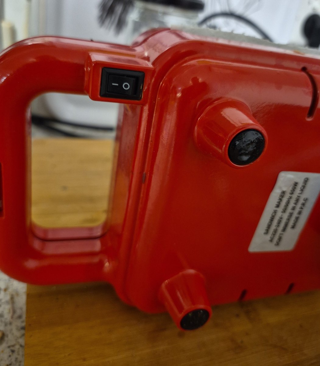 Manchmal entdeckt man noch nach Jahren was Neues. Zum Beispiel, dass das Waffeleisen einen Schalter hat. 

Der GsD auf AN stand, als ich das ausgepackt hab. 🤣