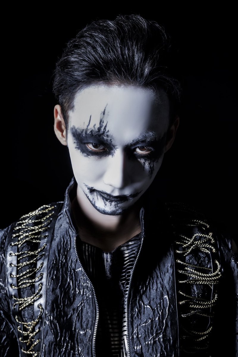 DEVILOOFのドラムの座を最凶最速ドラマーの尚に委ねました。
昨年頃からSNSでは名を馳せてたいた彼ですが、共に歩んでくれることを決意してくれて本当に感謝です。
圧倒的かつ絶対的な技術とスピードは衝撃しかありません。
新体制DEVILOOFを宜しくお願いします。
リズム隊2人の写真どうぞ。