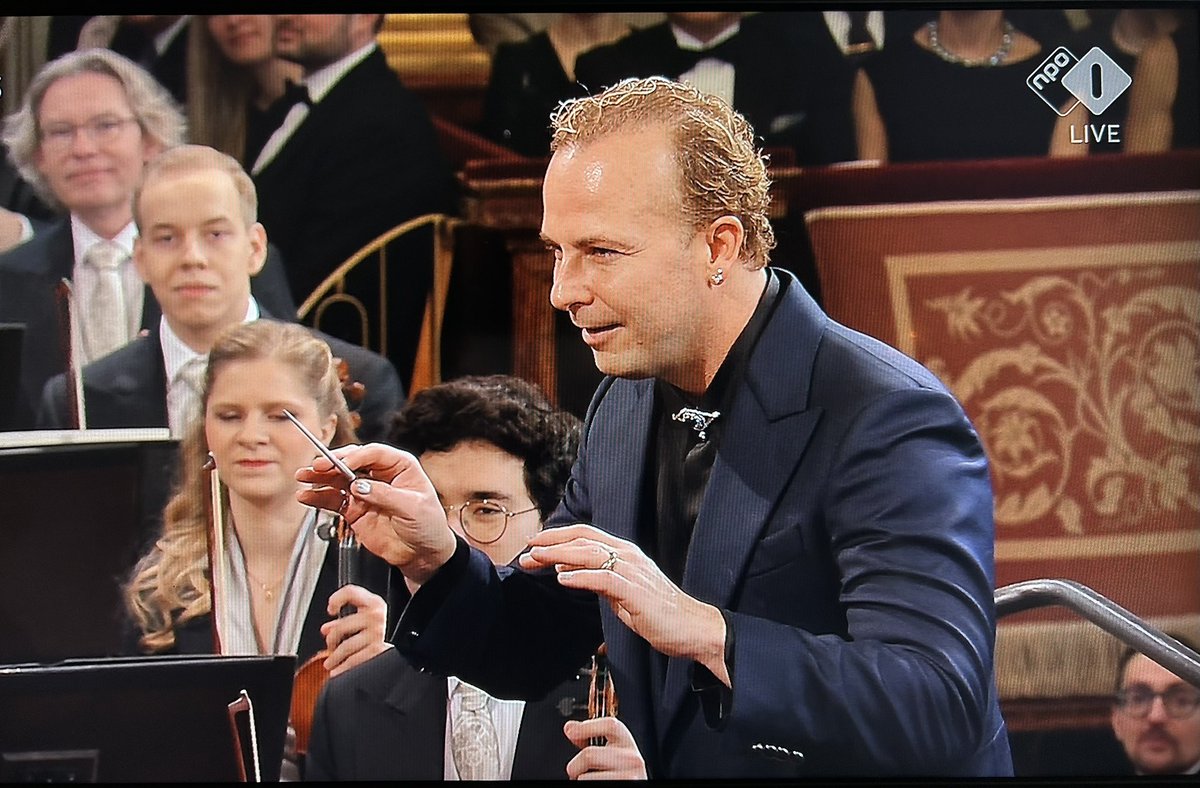 En met het traditionele Nieuwjaarsconcert van de Wiener Philharmoniker <a href="/Vienna_Phil/">Vienna Philharmonic</a> is 2026 echt begonnen #prositneujahr #HappyNewYear2026 #gelukkignieuwjaar