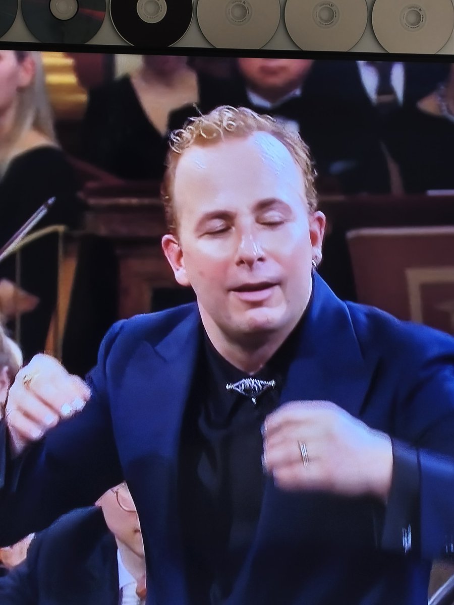 Quin concert més divertit. Quin payo!! No paro de riure. 🤷🏻‍♀️ #ConciertoDeAñoNuevo