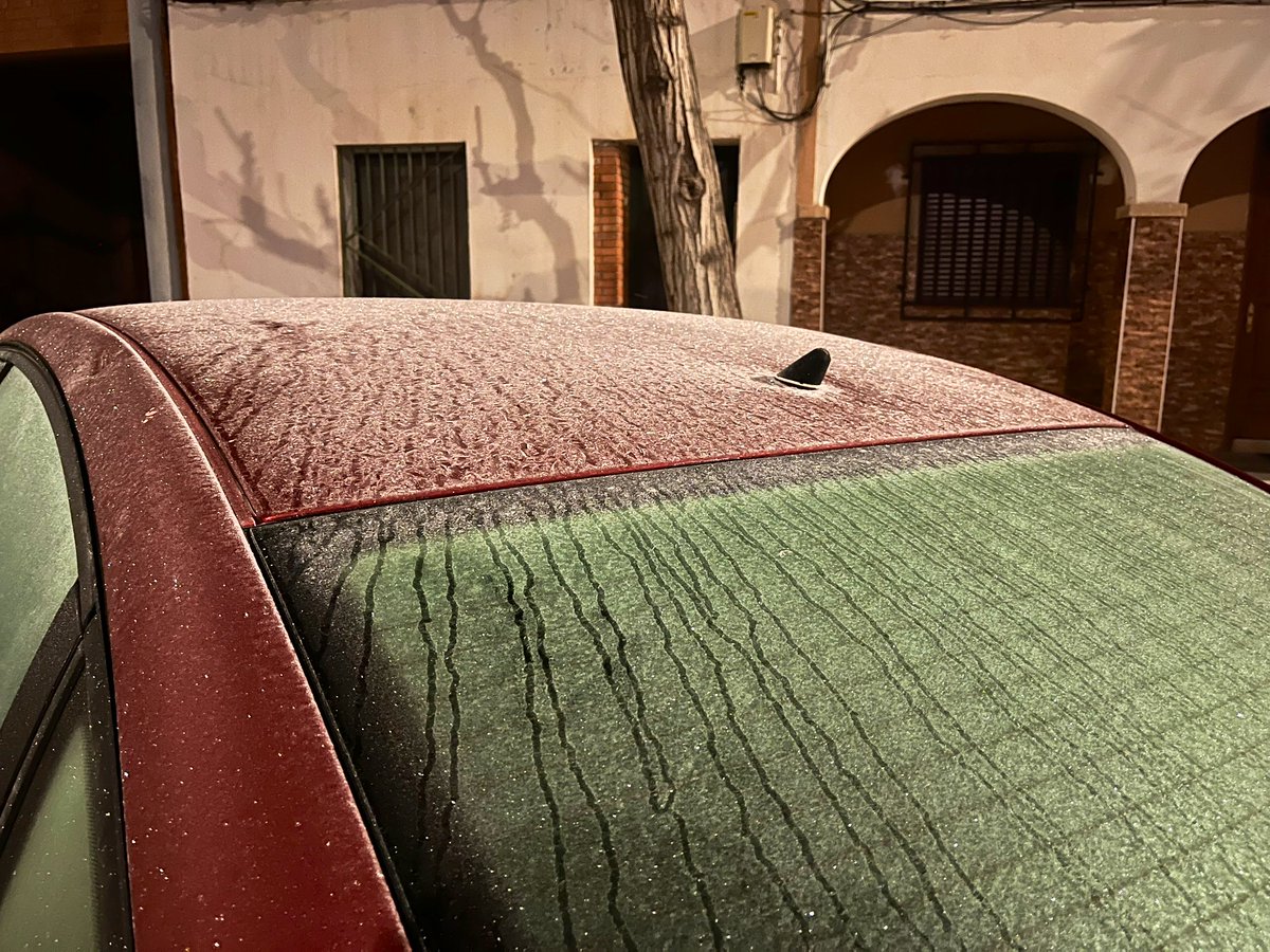 351 días después (desde el 15 de enero 2025) ha vuelto a helar en #Calanda #BajoAragón. Mínima, para estrenar el 2026, de -1,6°C en el casco urbano. Así se encontraban algunas superficies a primera hora del día.