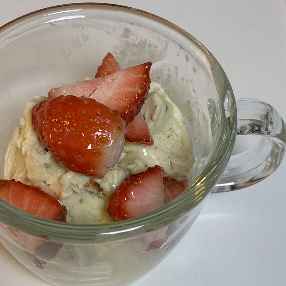 피스타치오랑 초코 조합을 싫어하는
오로지 피스타치오만 사랑하는 저는

피스타치오 젤라또에 딸기를 잘라 넣어 먹습니다
개맛잇슨