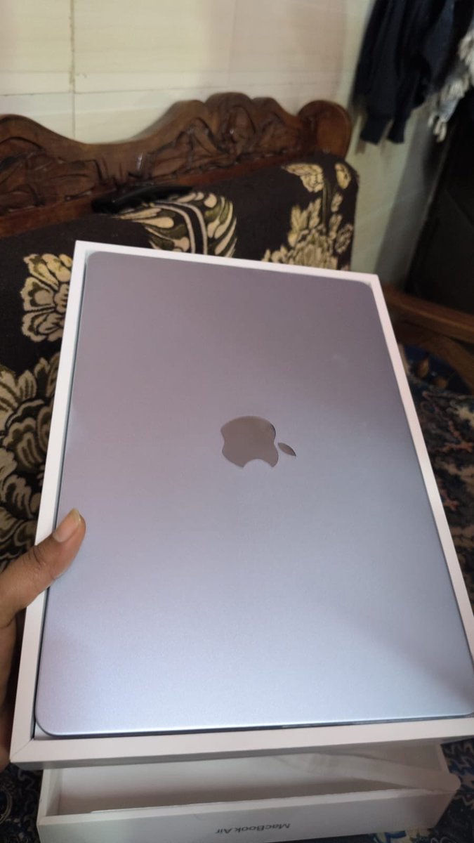 Umanshi9's tweet photo. Buying new phone and MacBook 💻 
Thank you javascript ❤️🧿😭 https://t.co/cHZ0NPQLXE