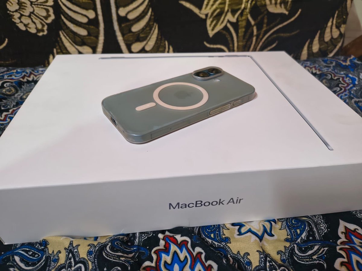 Umanshi9's tweet photo. Buying new phone and MacBook 💻 
Thank you javascript ❤️🧿😭 https://t.co/cHZ0NPQLXE