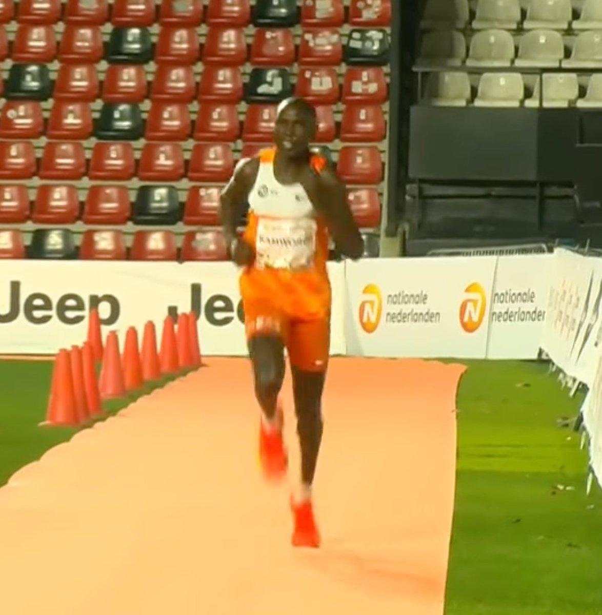 De drievoudig wereldkampioen halve marathon Geoffrey Kamworor won de nieuwjaarsloop in Madrid. Er is een tweede plaats voor Diane van Es bij de dames
hardloopnieuws.nl/kamworor-wint-… #hardloopnieuws