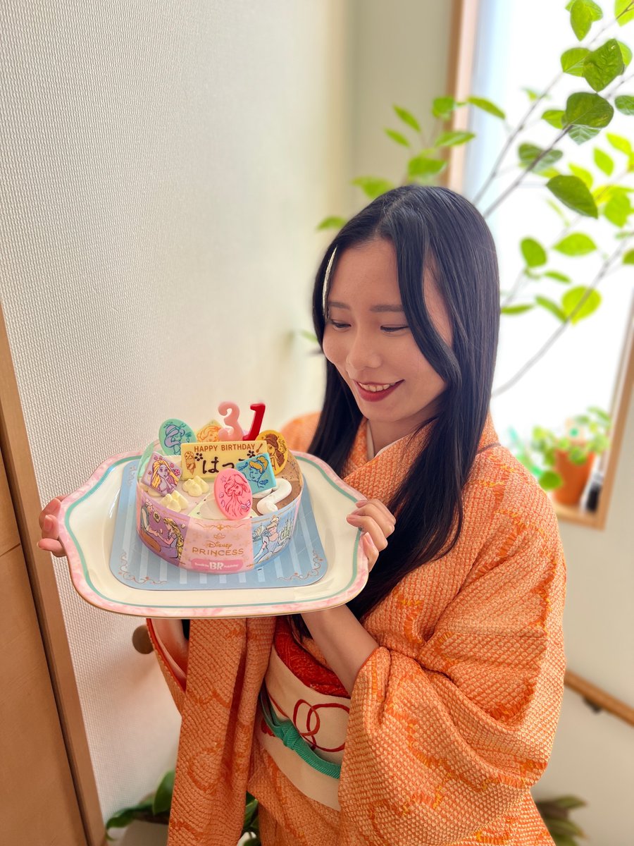 8chyadeofficial's tweet photo. あけましておめでとうございます🎍
本日31歳になりました〜！記念に31のアイスケーキ！プリンセスに喜ぶのは永遠！
皆さまいつも支えてくださりありがとうございます。2026年もどうぞよろしくお願いいたします＊
みんなみんな健やかで幸せな1年になりますように！大丈夫、うまくいくよ〜！ https://t.co/f9yb862SqC