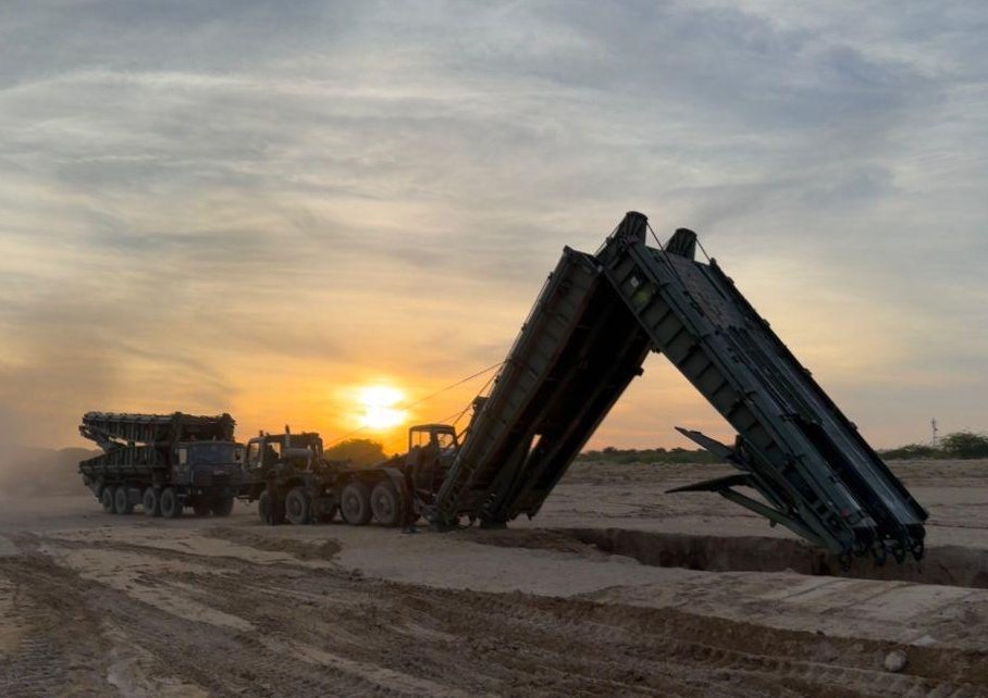 KonarkCorps's tweet image. "Forge Ahead, Breach Barriers"

#Sappers of #BlackMaceBrigade underwent sustained &amp;amp; realistic training to hone #CombatEngineering skills – breaching, bridging &amp;amp; desert manoeuvres to support operations across full spectrum of conflict.
#KonarkCorps showcasing professionalism,