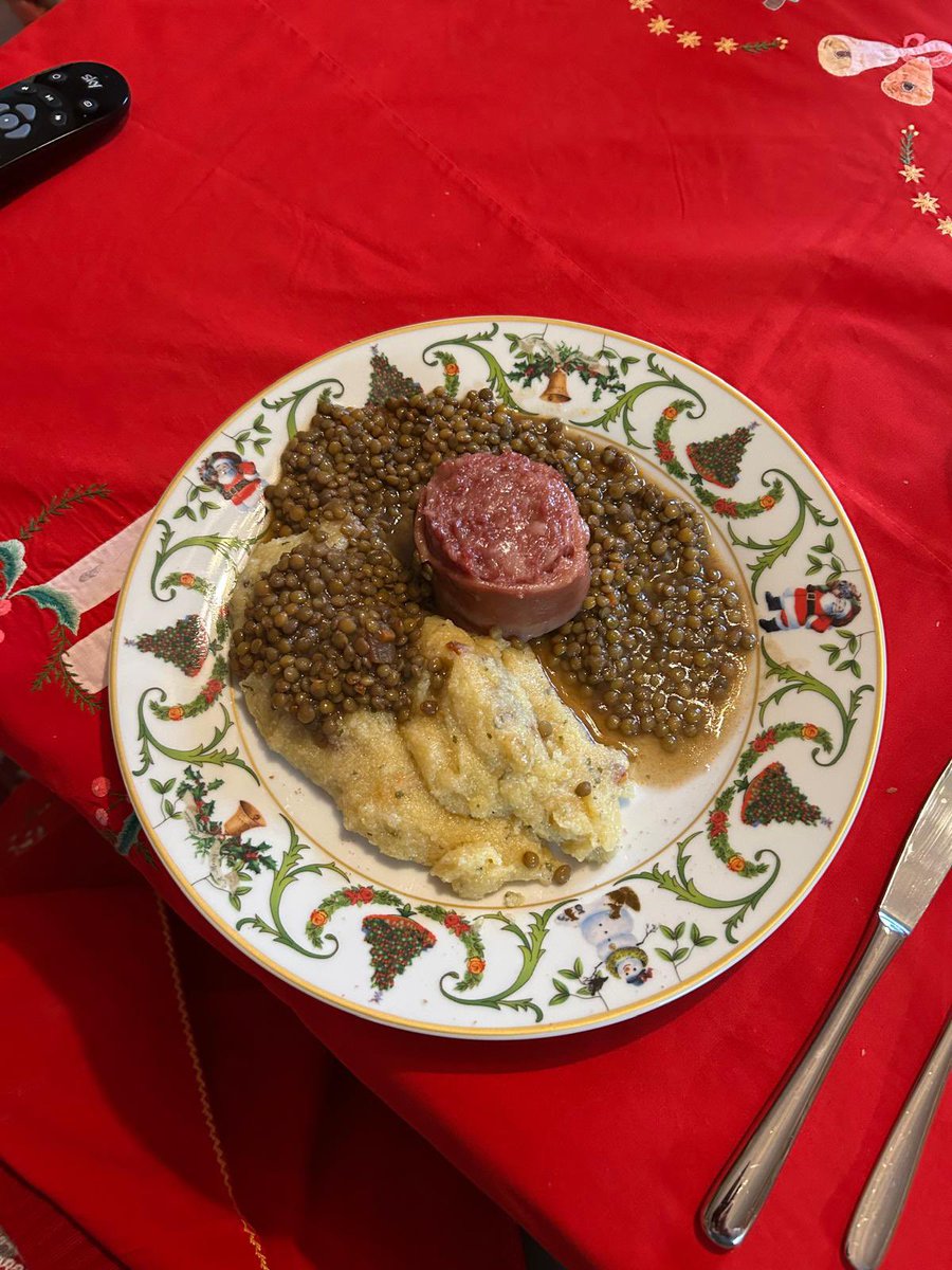 paoloangeloRF's tweet image. #zampone #lenticchie #polenta con #radicchiodellorso🐻 connubio felice! E per finire #panettoneartigianale Biffi pranzo di #capodanno #capodanno2026
