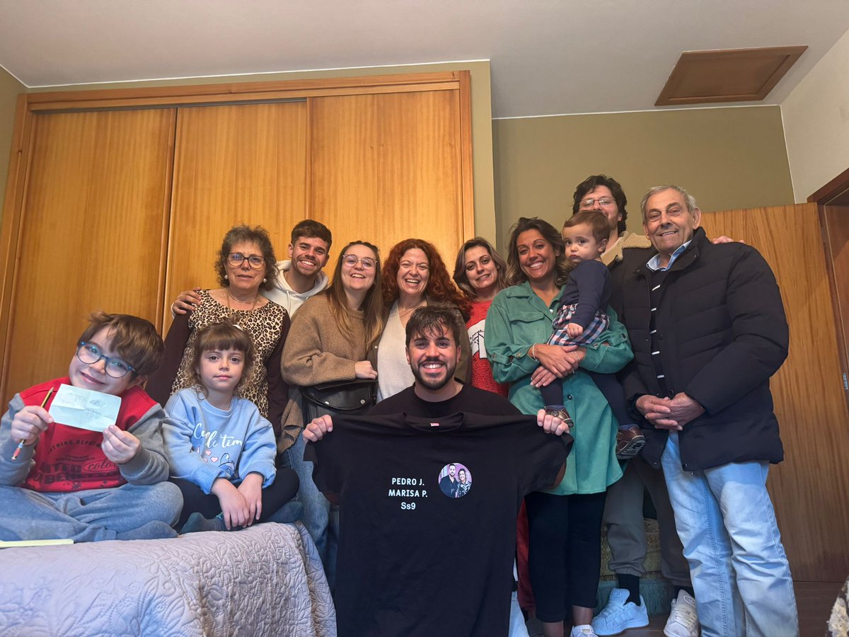 Fico tão feliz com esta foto 😭

Finalmente eles estão em casa com as pessoas que amam ❤
#sstvi