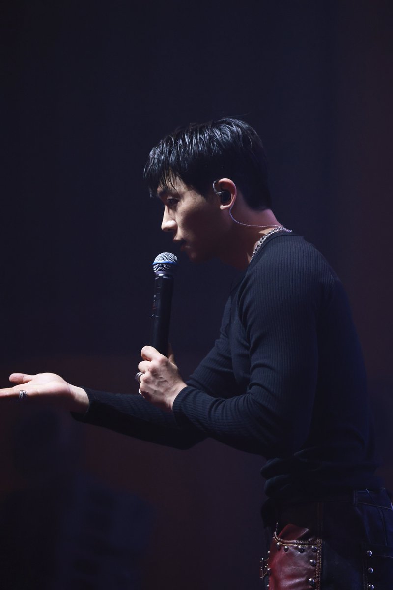 9857086cjh's tweet image. 새해 복 많이 받으세요오🧧
새해 쫑도 많이 보세요🖤🤍

251231 앙콘
#틴탑 #창조 #최종현