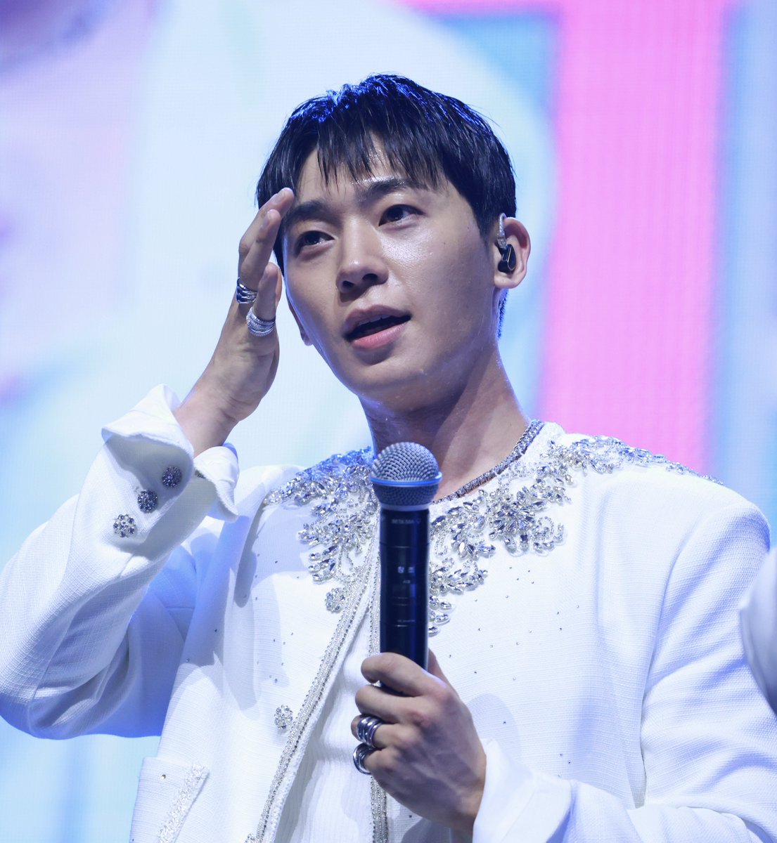 9857086cjh's tweet image. 새해 복 많이 받으세요오🧧
새해 쫑도 많이 보세요🖤🤍

251231 앙콘
#틴탑 #창조 #최종현