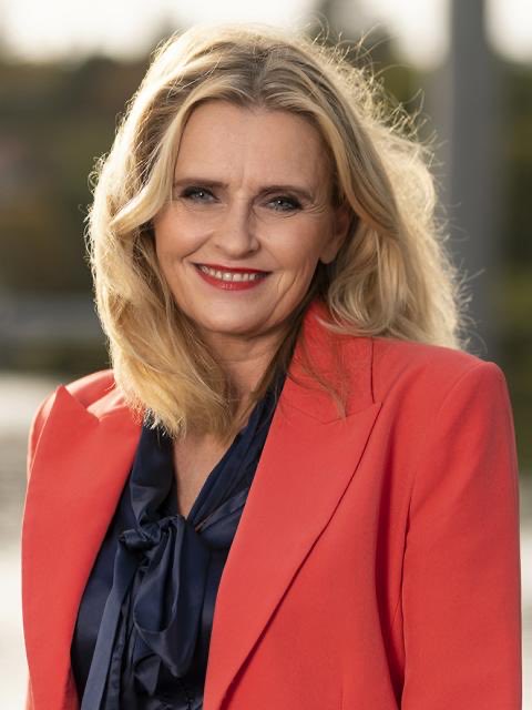 Bandalag Samfó, RÚV og Kaffi Vest vill skipta um borgarstjóra og koma sínum manni að. Þess vegna var borgarstjórinn ítrekað tekinn fyrir í gærkvöldi.