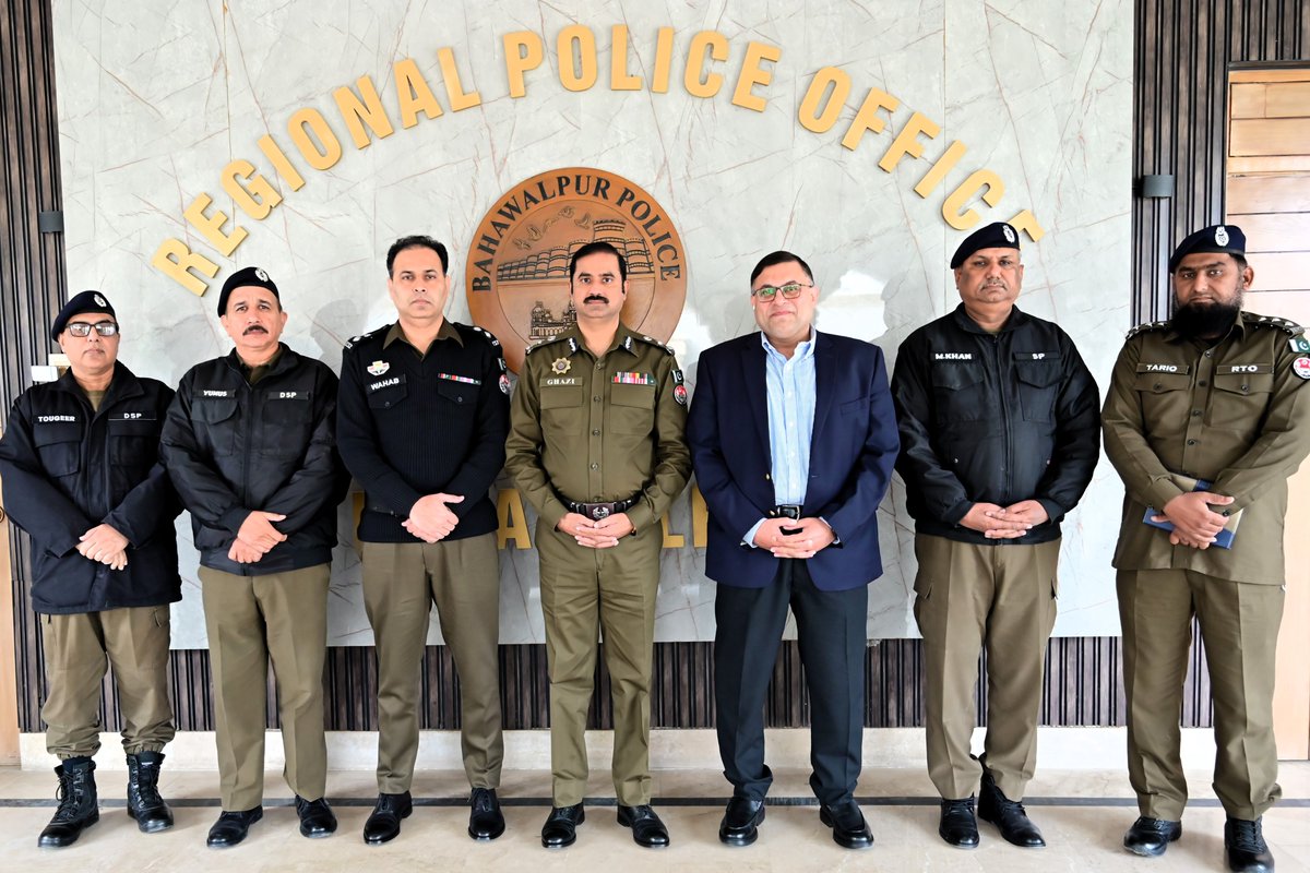 ریجنل پولیس آفس بہاولپور میں ڈی پی او بہاولپور محمد حسن اقبال کے اعزاز میں الوداعی تقریب کا انعقاد.آر پی او بہاولپور غازی محمد صلاح والدین نے انہیں شیلڈ دیتے ہوئے نیک تمناؤں کے ساتھ رخصت کیا۔ #Police #PunjabPolice