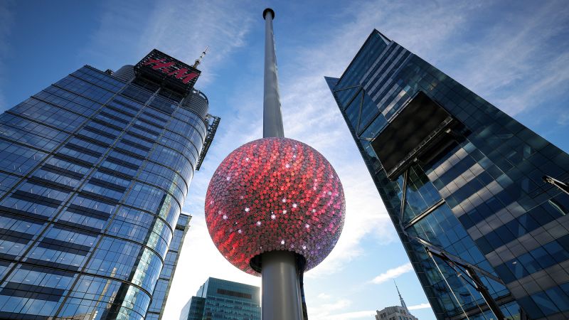 🇺🇸🎉 Times Square just dropped the biggest New Year’s Eve ball EVER!

12.5 feet. 12,000 pounds. 5,280 Waterford crystals.

Yes, you read that right. We just leveled up the countdown to midnight. 

But let's be real: is this really about celebration, or just another way to