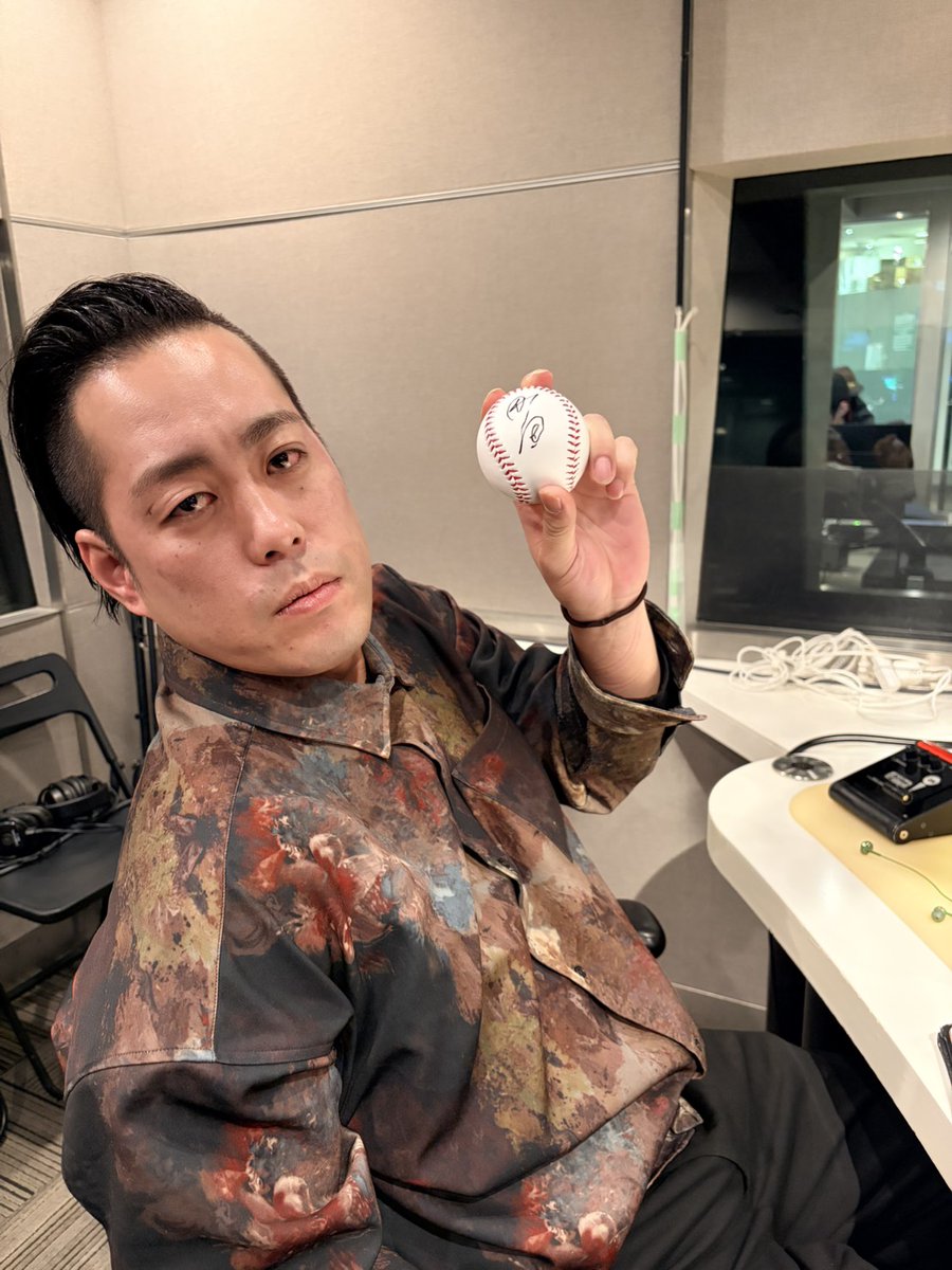 guruguru_813's tweet photo. 始まりました！
木曜日 #エバース の
🌀GURU GURU!🌀

【正月気分は2時間で充分】
年末年始にかけて大忙しなエバース。 
今年は、時短で正月っぽいこと全部やります。

忙しい皆さんへ
この2時間を聞けばあなたの正月は完成する！

✉️メッセージ⬇️
https://t.co/fChdT4s13T

#グルグル813  #さめこい https://t.co/pnQHFgKfDE