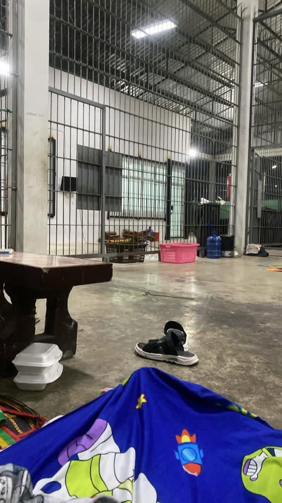 AdvoBarryRoux's tweet image. 13 South Africans were promised customer service jobs in Thailand. However, after arriving, they were taken by force to Myanmar, a known hotspot for trafficking syndicates. They are forced to work 14hrs a day in online scams, unpaid, &amp;amp; were told to pay R250000 each to be released