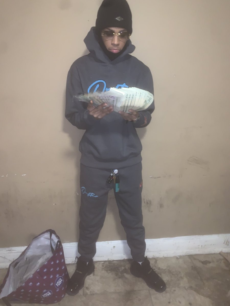 activesix00's tweet photo. New Year New Moneyyy https://t.co/ajWAQed8Tt