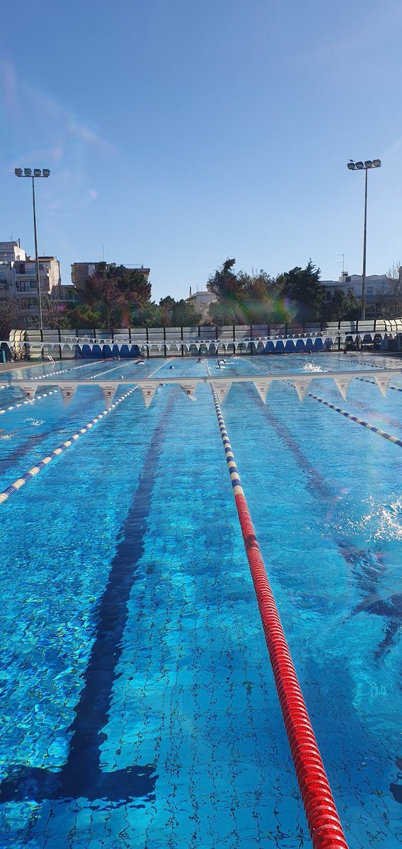 Δύο πράγματα ειναι βέβαια την πρωτοχρονιά. Η φιλαρμονική της Βιέννης και το άνοιγμα του κολυμβητηρίου από τον τιτανομέγιστο Νικόλα Ρεπανά για εορταστική βουτιά.