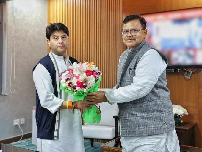 केन्द्रीय मंत्री श्री @Jyotiradityasindhiyaजी भारत एवं ऊर्जा मंत्री श्री <a href="/PradhumanGwl/">Pradhuman Singh Tomar</a> जी को जन्मदिन की हार्दिक शुभकामनाएं।
अचलेश्वर महादेव से आपके उत्तम स्वास्थ्य, दीर्घायु एवं निरंतर यशस्वी, मंगलमय जीवन की कामना करता हूं। आप इसी प्रकार जनसेवा और विकास के नए आयाम स्थापित करें।
