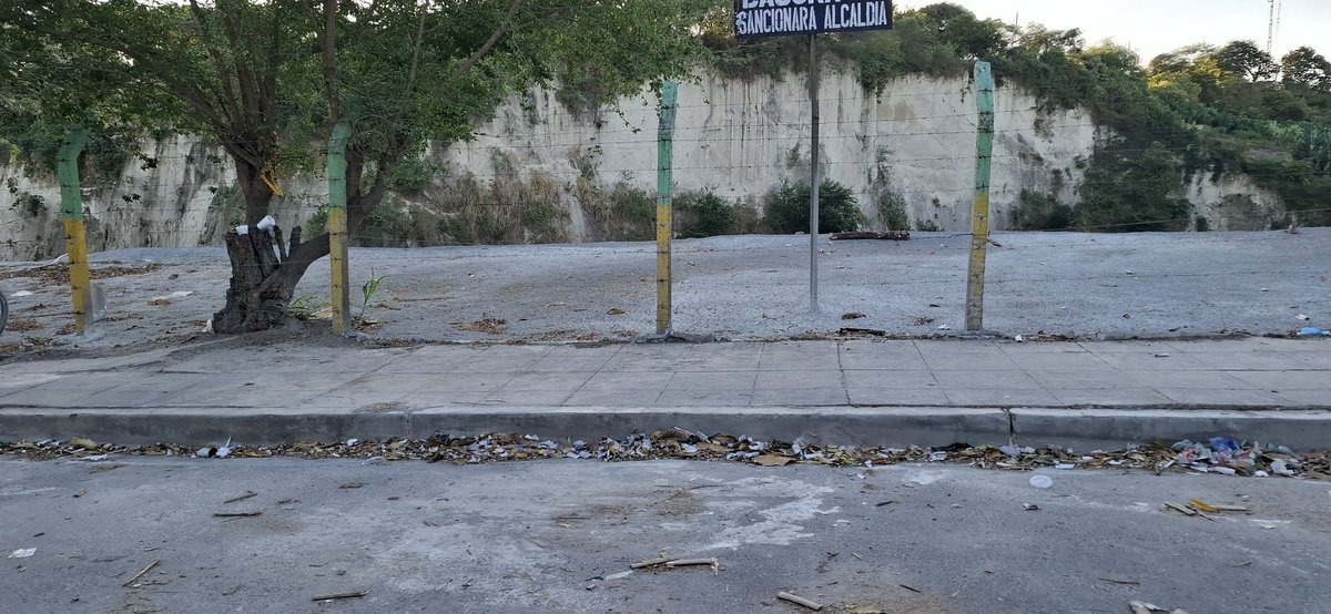 Starplatinum05's tweet photo. @VMTElSalvador @nayibbukele @PNCSV @ObrasPublicasSV se tomó el tiempo para reparar la Avenida El Bálsamo en Soyapango (Bosques de prusia) y los vecinos que  usan esta calle como parqueo no quieren habilitar la calle, hacemos el llamado a que se nos ayude a habilitar dicho sector. https://t.co/jnuHhjOJEQ