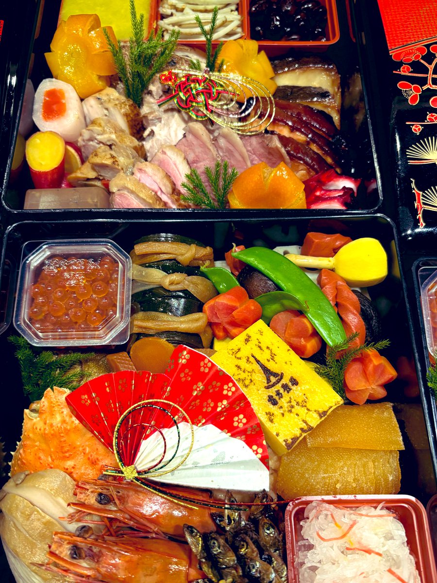 kixtupou's tweet photo. この数年、
結婚をきっかけに、家族の時間が少しずつ増えて、その“質”もゆっくり変わってきました。

去年の夏は家族がフランスに来てくれて、
そしてこの冬休みは、旦那さんの「桜島🌋が見たい」という一言から九州へ。

空港には弟が車で迎えに来てくれて、今日は板前である彼の手作りのお節を、ホテルでいただきました。その味が、胸に静かに残っています。ご馳走様でした。

6歳になる甥っ子が、ぽつりとベッドの上で寝転びながら、
「僕、ホテルが好き」と。

どうやら去年一緒に泊まったパリ🇫🇷のホテルが、彼の記憶に深く刻まれていたようです。

その一言に、いろんな感情が重なった元旦。
これ以上の幸せは、ありません。

ちなみに、
私が人生で初めて海外旅行をしたのは、大学卒業後に勇氣を出して飛び立ったロンドンとパリ。6歳でパリとボルドーを旅している甥っ子を見て、少しうらやましくもあり、その経験の意味も、���みもよく理解できる���そんなおじさんです。笑