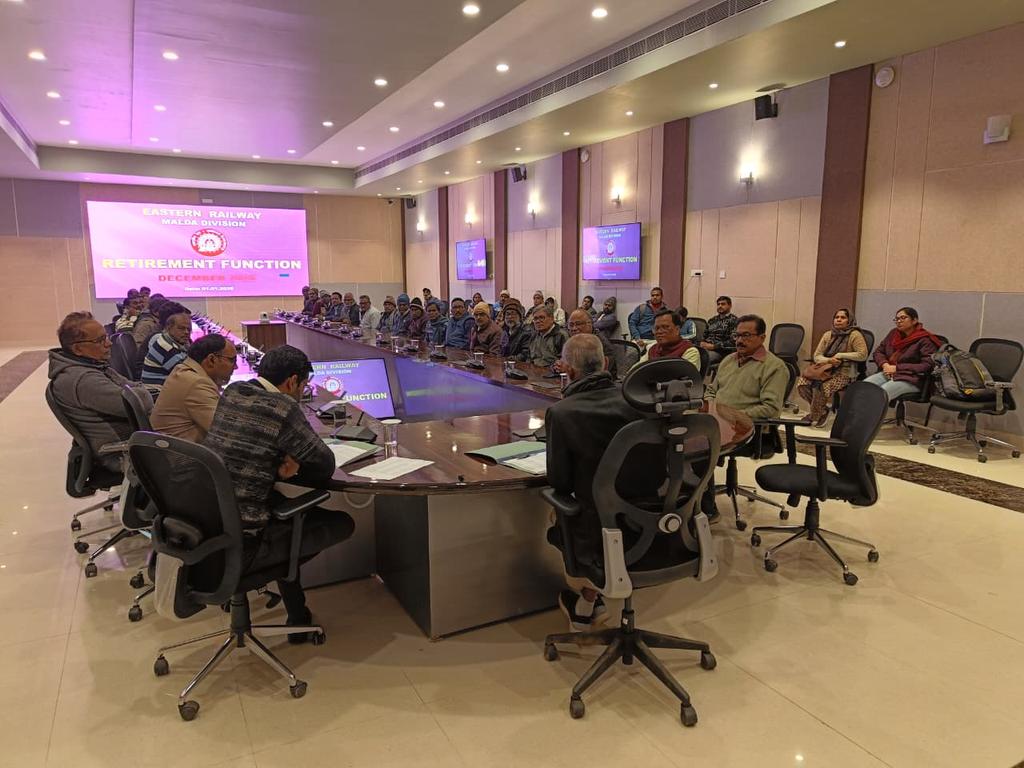 drmmalda's tweet photo. Malda Division organised a Retirement Function on 01.01.2026 to honour 32 retiring employees, where mementoes were presented as a token of appreciation for their dedicated and distinguished service to Eastern Railway.
#RetirementFunction #EmployeeWelfare #HonouringService https://t.co/b3pAmh2HRf