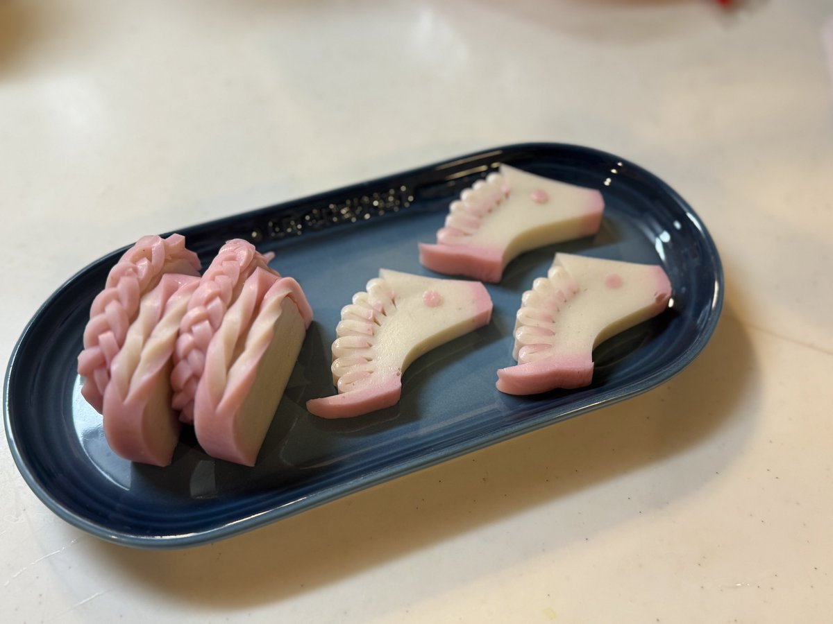 長女が本気出してきた蒲鉾の飾り切り。