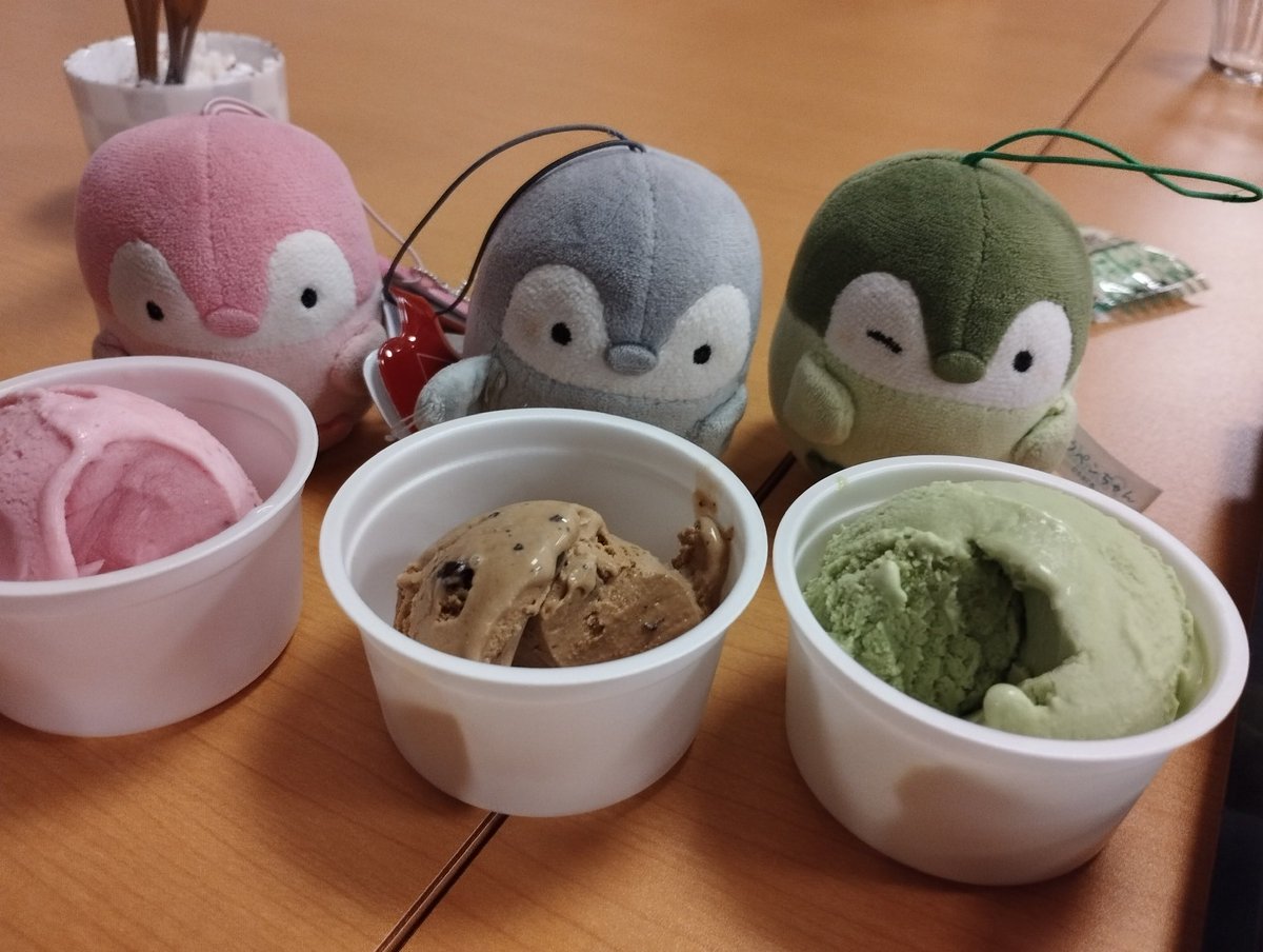 アイスクリーム食びるコウペンちゃん