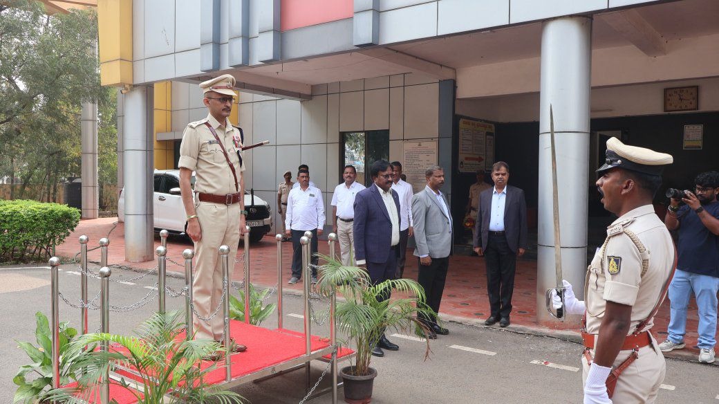 BallariSp's tweet photo. ಇಂದು ಬಳ್ಳಾರಿ ಜಿಲ್ಲೆಯ ನೂತನ ಎಸ್ಪಿಯಾಗಿ ಅಧಿಕಾರ ವಹಿಸಿಕೊಂಡಿರುತ್ತೇನೆ.@DgpKarnataka @112Ballari https://t.co/SDqBhQCvac