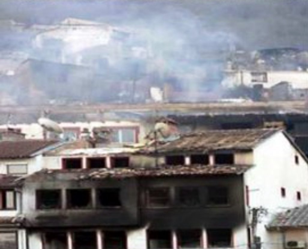 📸 : Serbian homes of Prizren destroyed after being looted and set on fire by Albanians 🇦🇱 during the March 2004 anti-Serb pogrom in occupied Kosovo-Metohija 🇷🇸

11,000 Serbs lived in the former imperial capital.

Only a few dozen remain.