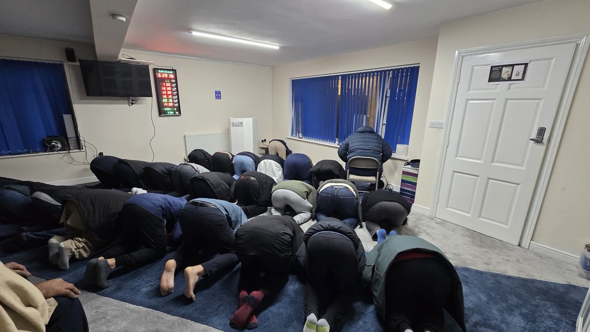 As dawn broke on #NewYear2026 Ahmadi Muslims from Watford began the day with congregational prayers.
May Allah make it a blessed year in every way.
#HappyNewYear2026 #GlobalPeace #watford #TrueIslam #Ahmadiyya