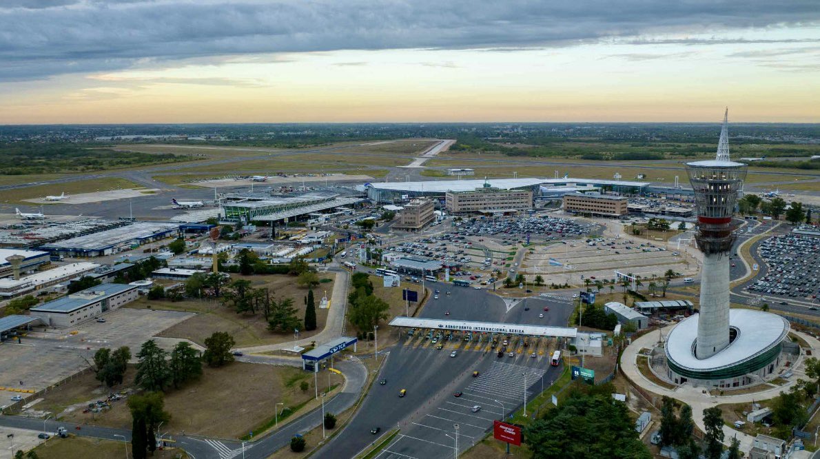 🇦🇷 Lista de vuelos en Argentina con bajas ocupaciones durante hoy 1º de enero de 2026 

•G39504 Florianópolis - Buenos Aires: 5 pasajeros - 2,69% 

•JA3809 Río de Janeiro - Buenos Aires: 9 pasajeros - 3,7% 

•JA3823 Florianópolis - Buenos Aires: 10 pasajeros - 4,17% 

•AV647