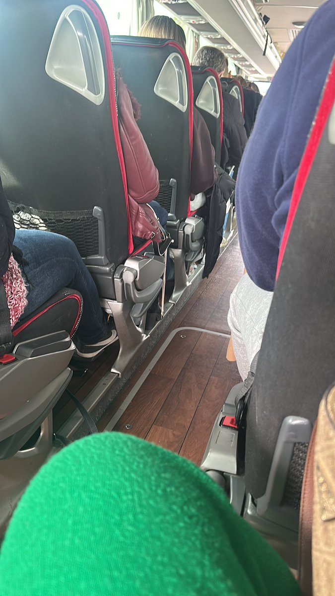 La etapa de cogerse un alza de cinco horas para ver a tu amor no acaba de adolescente (por desgracia)