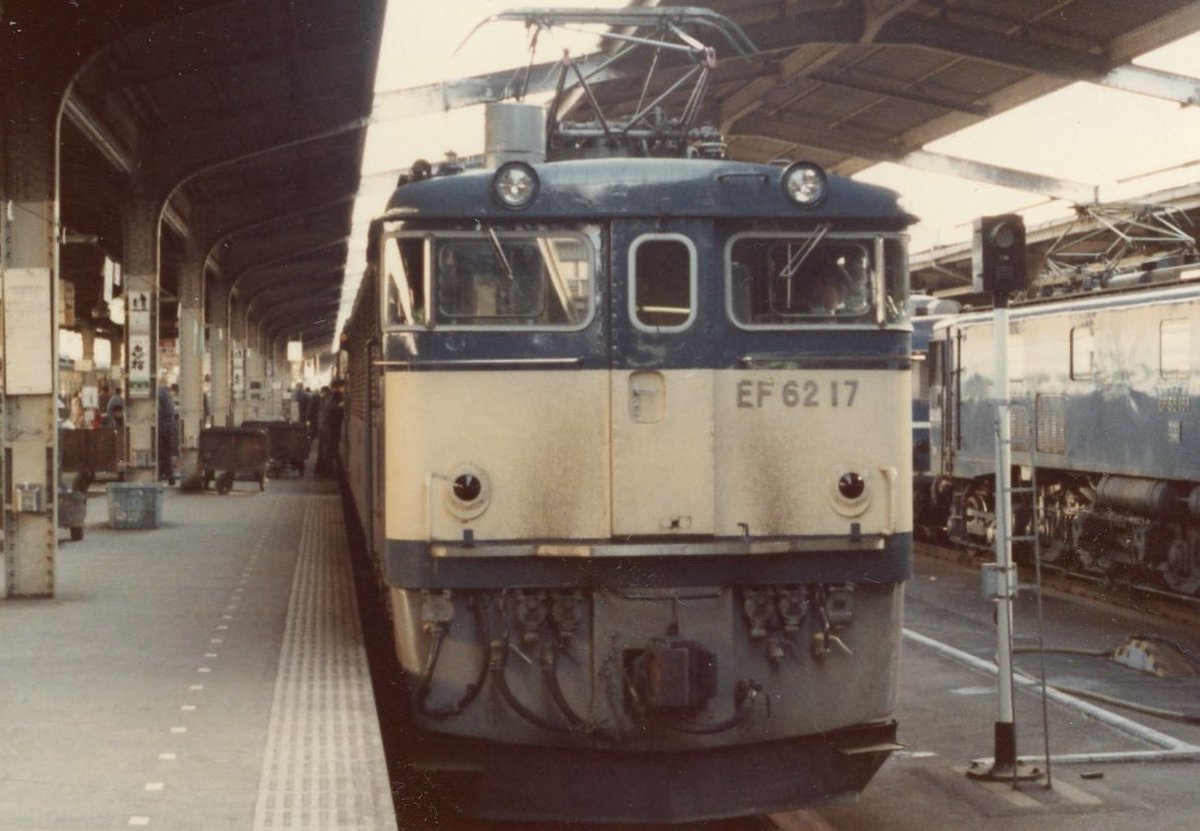 今や話題の中心EF62。 急行越前号を牽引して上野駅に到着！ ホーム上に