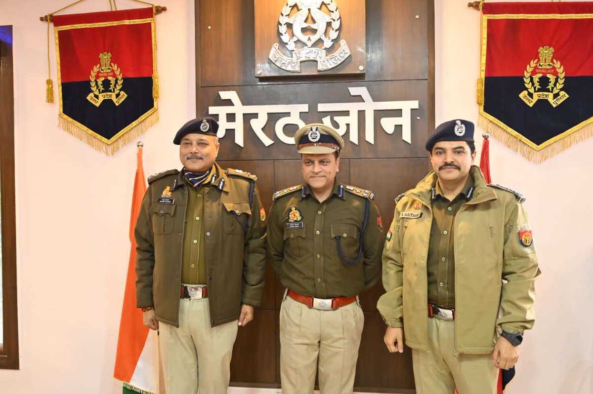 saharanpurpol's tweet photo. #SaharanpurPolice
#DIGPromotion

⭐✨ सहारनपुर पुलिस के लिए गौरवपूर्ण क्षण — वरिष्ठ पुलिस अधीक्षक श्री आशीष तिवारी को DIG पद पर पदोन्नति ✨⭐

➡️आज दिनांक 01.01.2026 को नववर्ष के पावन अवसर पर श्री आशीष तिवारी, वरिष्ठ पुलिस अधीक्षक, सहारनपुर को पुलिस उपमहानिरीक्षक (DIG) पद पर पदोन्नति प्राप्त होने के उपलक्ष्य में एक गरिमामय समारोह आयोजित किया गया।

➡️इस अवसर पर श्री भानू भास्कर, अपर पुलिस महानिदेशक, जोन मेरठ एवं श्री कलानिधि नैथानी, पुलिस उपमहानिरीक्षक, मेरठ परिक्षेत्र द्वारा उनके कंधों पर प्रतीक चिन्ह (स्टार) लगाकर हार्दिक शुभकामनाएँ दी गईं तथा उनके उज्ज्वल भविष्य, सफल कार्यकाल एवं उत्कृष्ट नेतृत्व की कामना की गई।

@Uppolice
@adgzonemeerut
@digsaharanpur
@aajtak
@News18UP 
@DDNewslive 
@ABPNews 
@bstvlive 
#NewYear2026
#UPPolice 
#ProudMoment