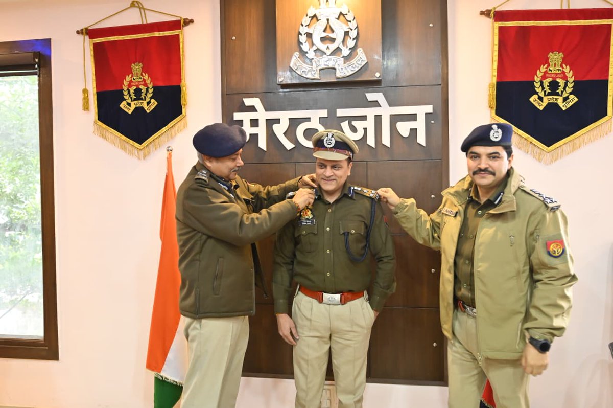 saharanpurpol's tweet photo. #SaharanpurPolice
#DIGPromotion

⭐✨ सहारनपुर पुलिस के लिए गौरवपूर्ण क्षण — वरिष्ठ पुलिस अधीक्षक श्री आशीष तिवारी को DIG पद पर पदोन्नति ✨⭐

➡️आज दिनांक 01.01.2026 को नववर्ष के पावन अवसर पर श्री आशीष तिवारी, वरिष्ठ पुलिस अधीक्षक, सहारनपुर को पुलिस उपमहानिरीक्षक (DIG) पद पर पदोन्नति प्राप्त होने के उपलक्ष्य में एक गरिमामय समारोह आयोजित किया गया।

➡️इस अवसर पर श्री भानू भास्कर, अपर पुलिस महानिदेशक, जोन मेरठ एवं श्री कलानिधि नैथानी, पुलिस उपमहानिरीक्षक, मेरठ परिक्षेत्र द्वारा उनके कंधों पर प्रतीक चिन्ह (स्टार) लगाकर हार्दिक शुभकामनाएँ दी गईं तथा उनके उज्ज्वल भविष्य, सफल कार्यकाल एवं उत्कृष्ट नेतृत्व की कामना की गई।

@Uppolice
@adgzonemeerut
@digsaharanpur
@aajtak
@News18UP 
@DDNewslive 
@ABPNews 
@bstvlive 
#NewYear2026
#UPPolice 
#ProudMoment